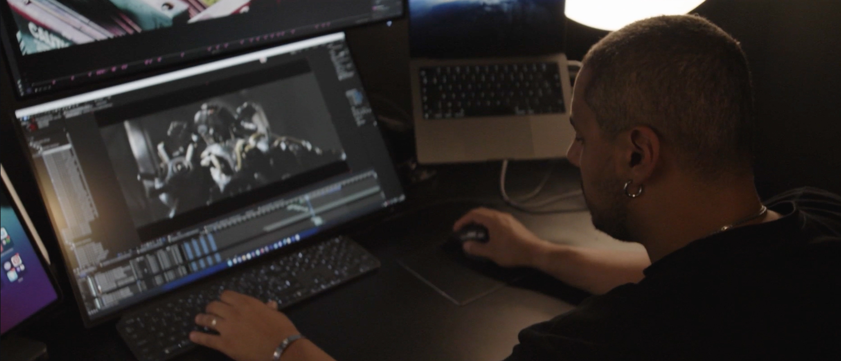 Monteur vidéo travaillant sur scène de film avec logiciel professionnel
