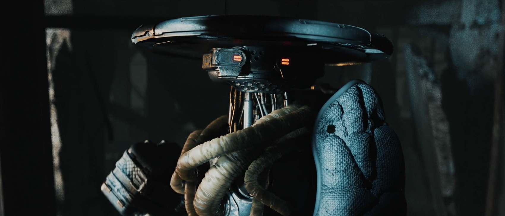 Robot futuriste avec câbles et lumières dans décor sombre de science-fiction