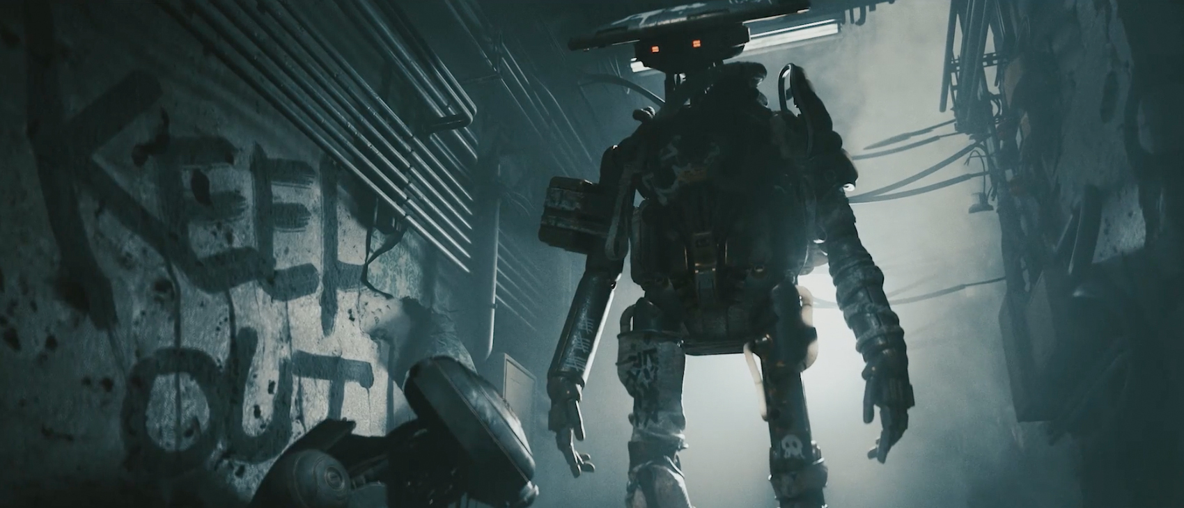 Robot menaçant dans ruelle industrielle sombre avec graffiti "Keep Out"