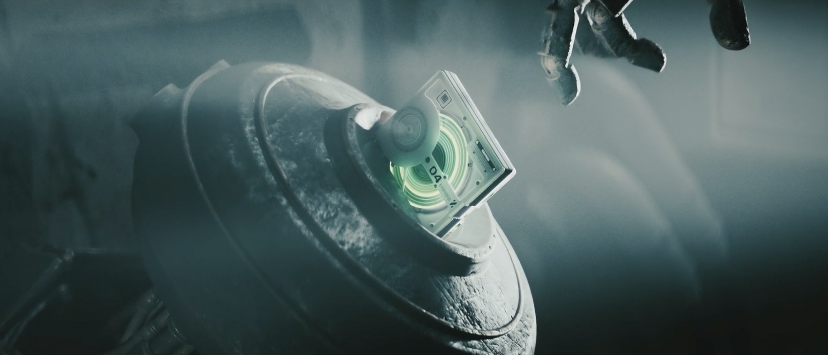 Robot sci-fi récupère un appareil vert lumineux dans un conteneur métallique